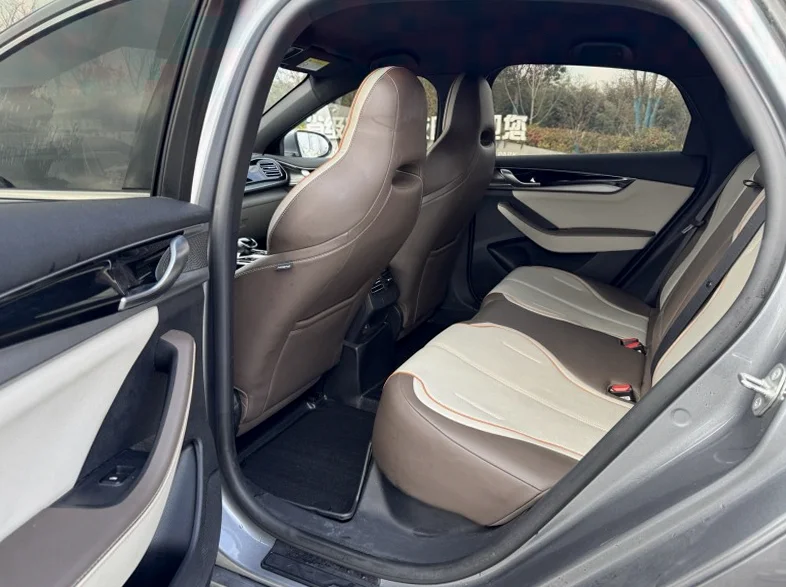 比亚迪秦 内饰前排