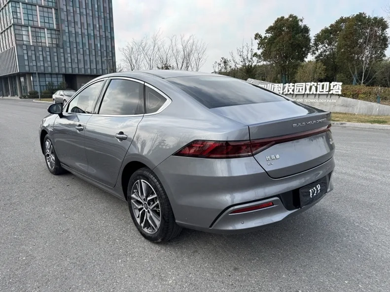 比亚迪秦 后面外观一