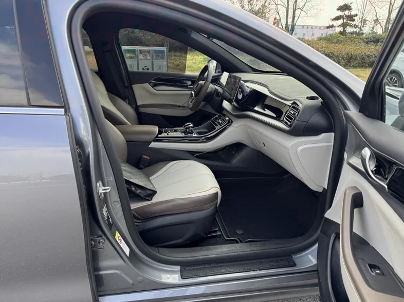 比亚迪秦 驾驶室