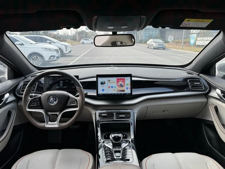 比亚迪秦 内饰后排