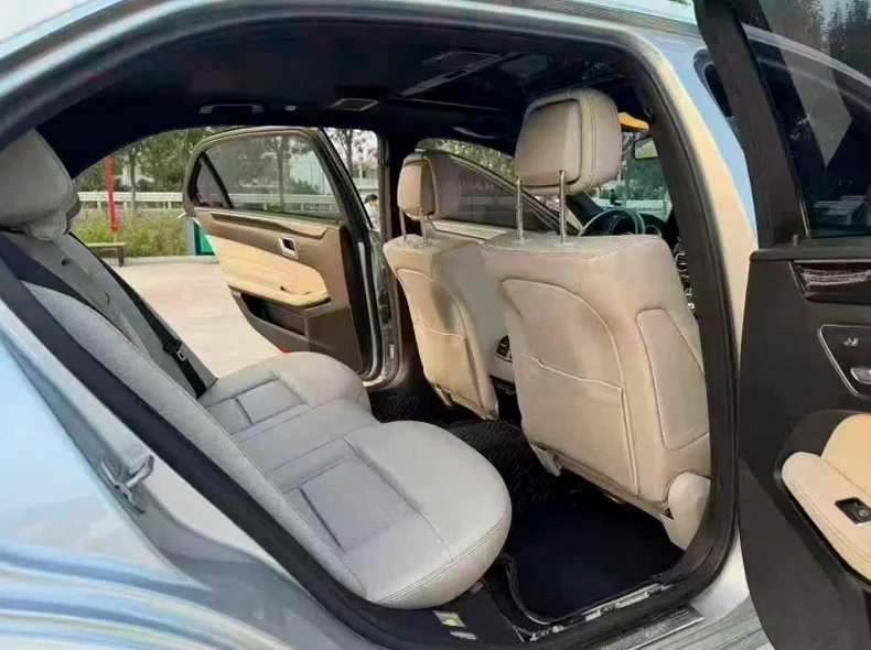 奔驰E 内饰前排