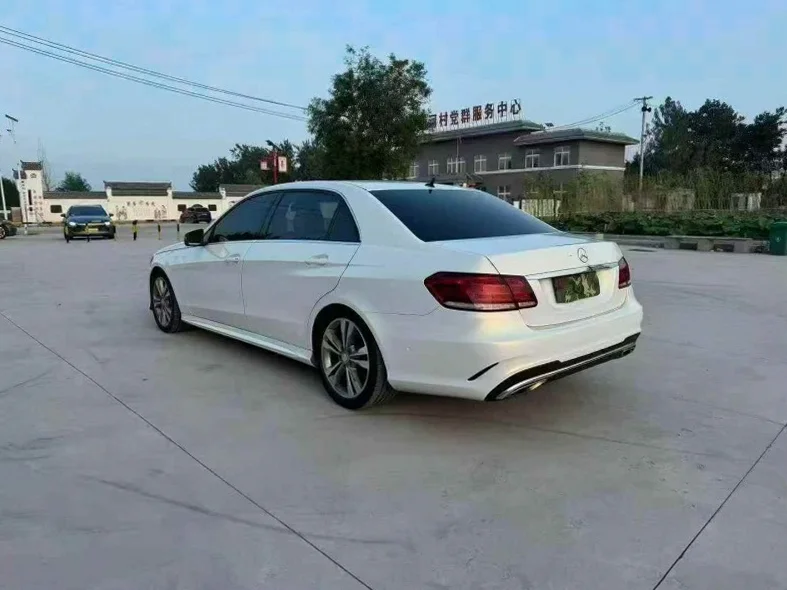 奔驰E 内饰后排