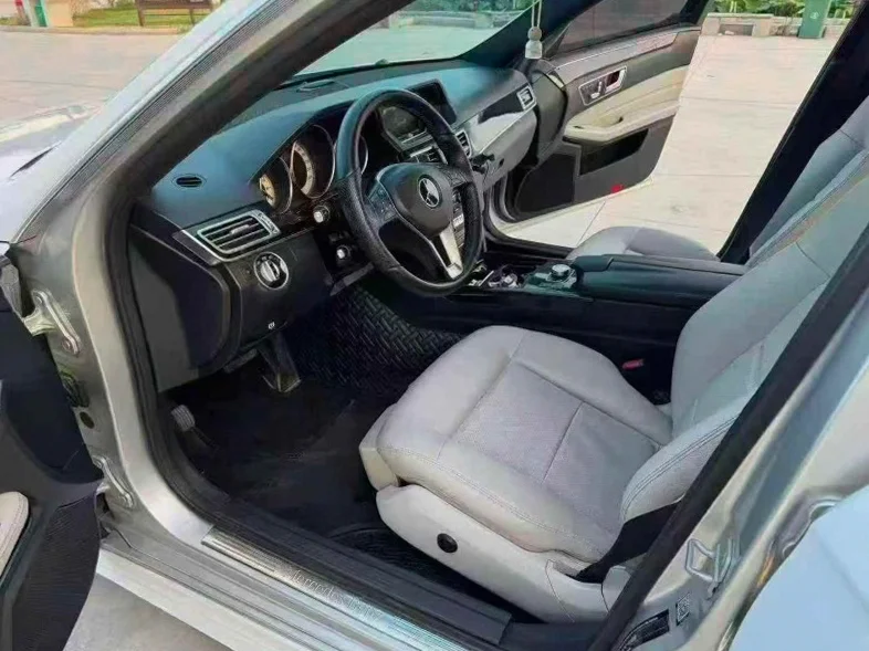 奔驰E 正面外观三