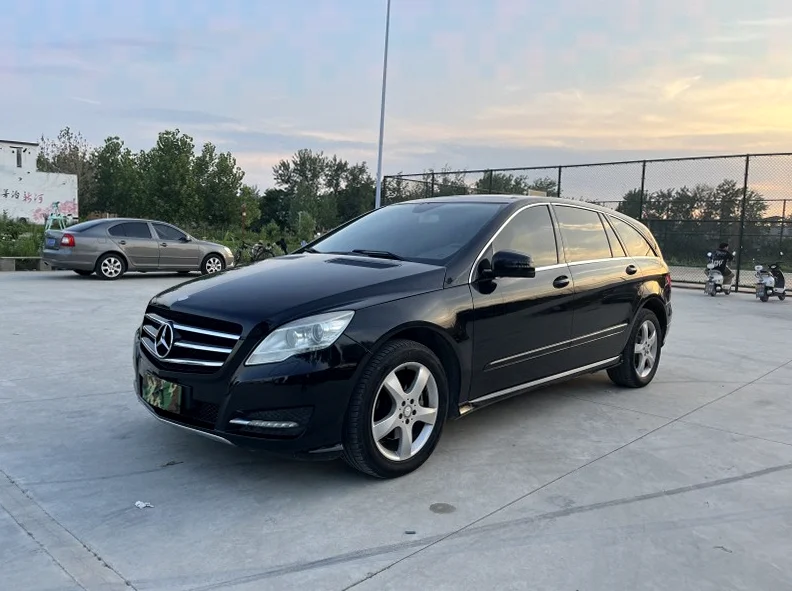 奔驰R 正面外观二