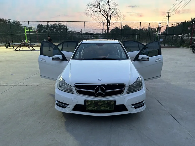 奔驰C 内饰前排