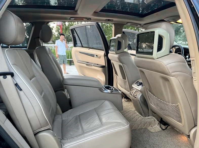 奔驰R 后面外观三