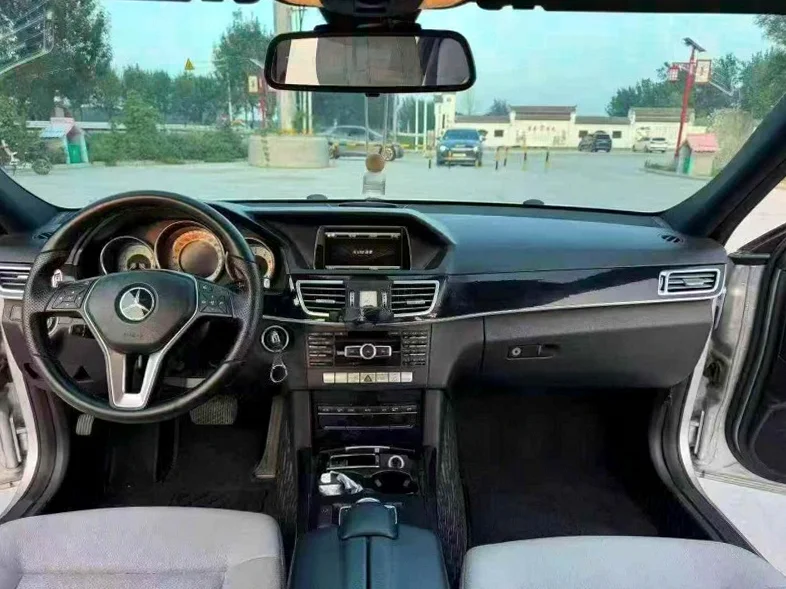 奔驰E 后面外观一