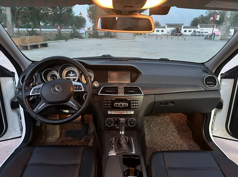 奔驰C 后面外观一