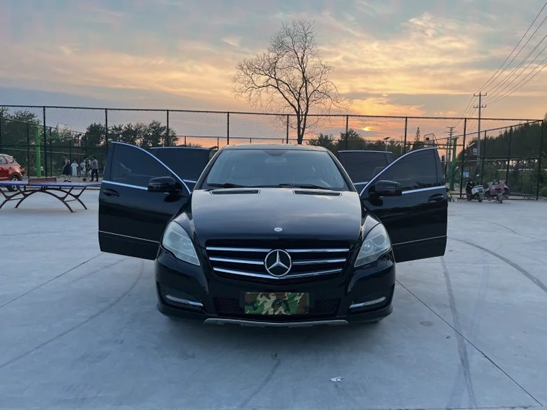 奔驰R 内饰前排