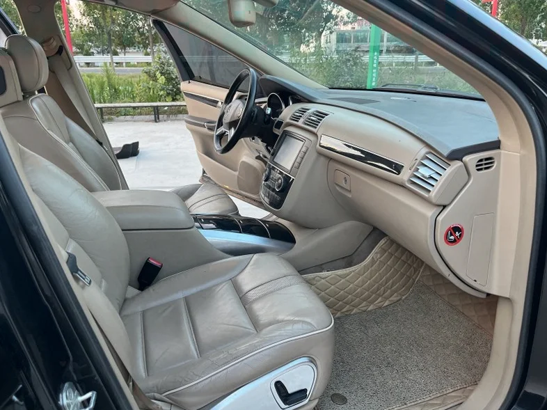 奔驰R 后面外观二