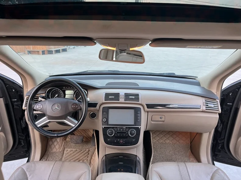 奔驰R 后面外观一