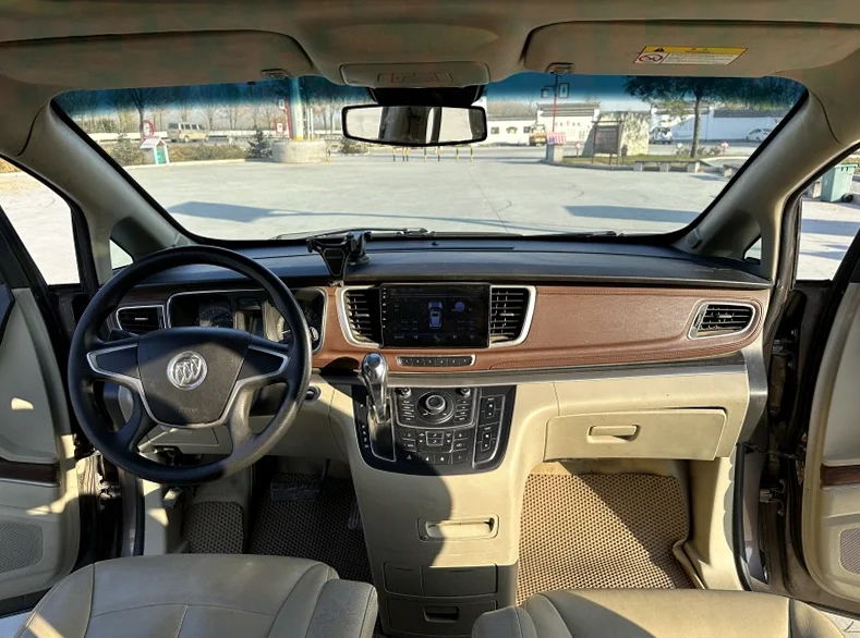 别克GL8 后面外观一