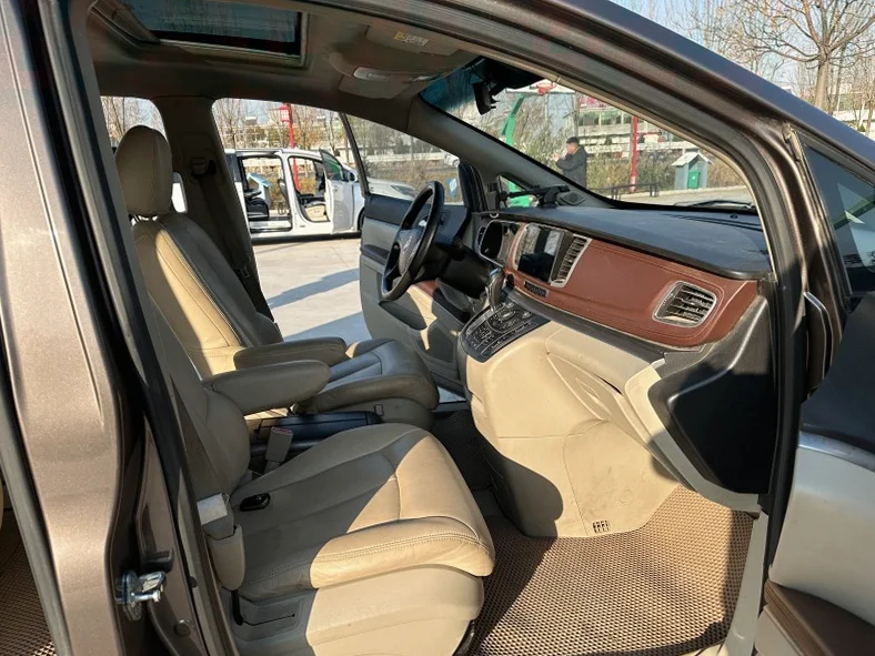 别克GL8 后面外观二