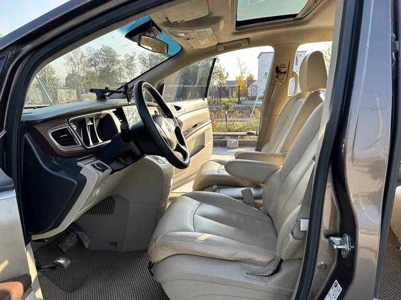 别克GL8 正面外观三