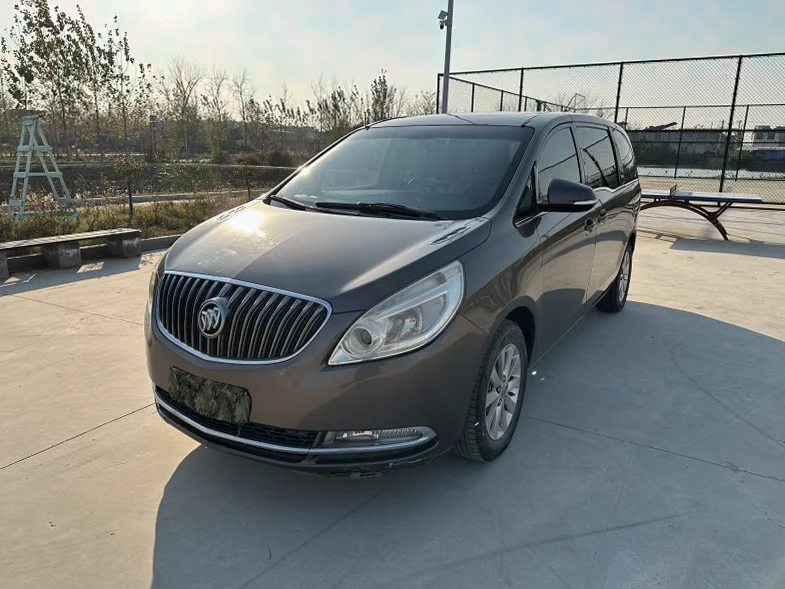 别克GL8 正面外观二