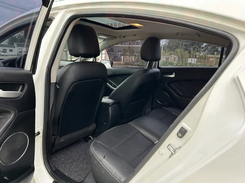 起亚K3 内饰前排