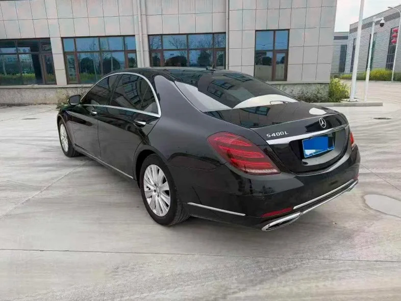 奔驰S 内饰后排