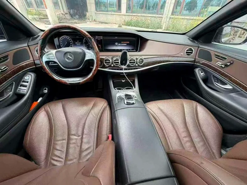 奔驰S 内饰前排