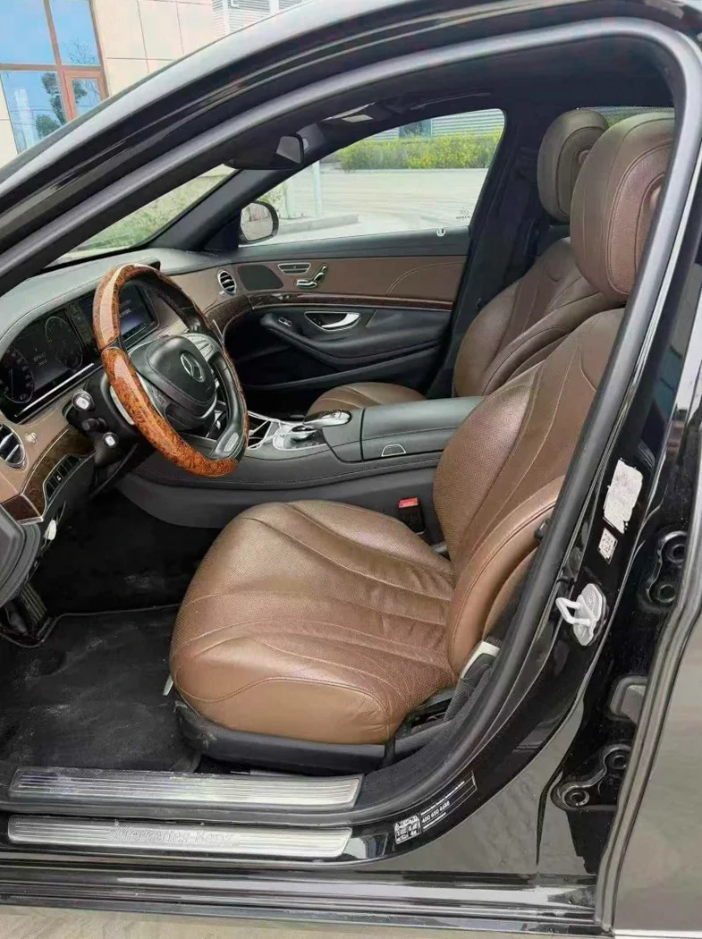 奔驰S 后面外观三