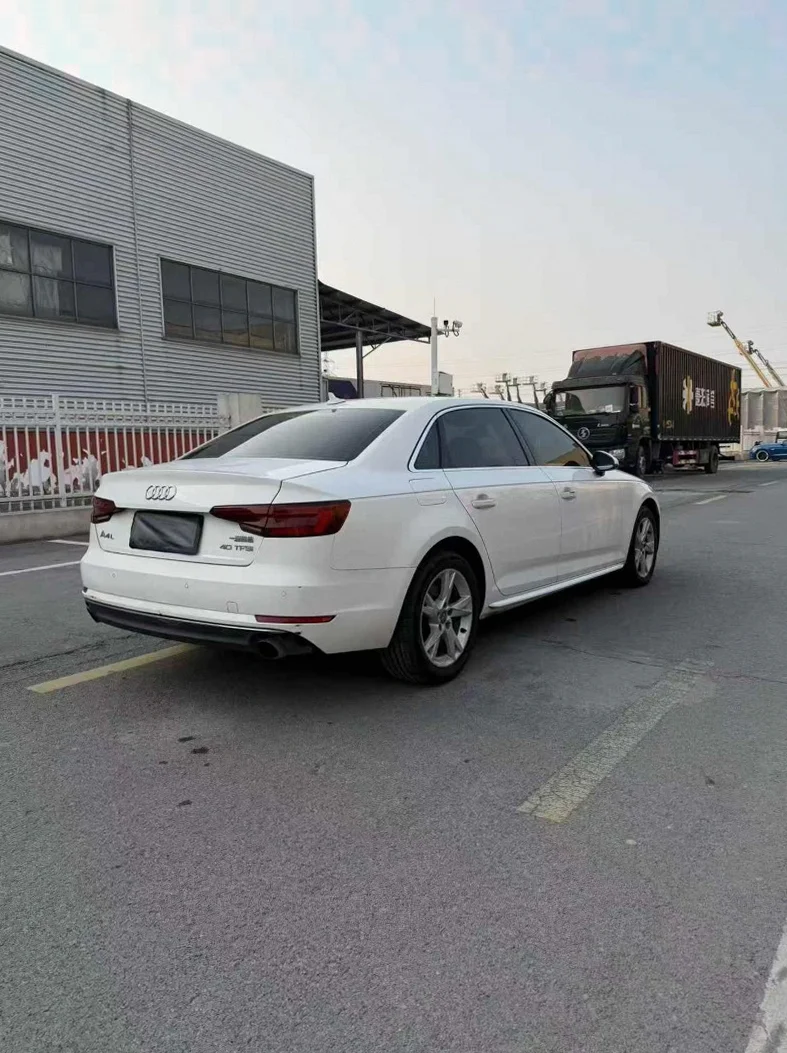 奥迪A4L 内饰前排