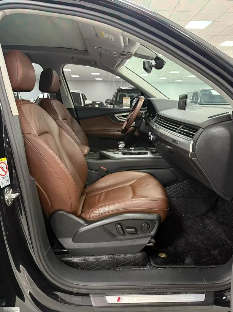 奥迪Q7 内饰前排