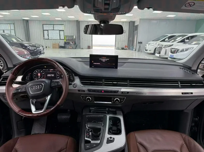 奥迪Q7 驾驶室