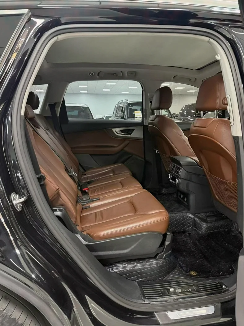 奥迪Q7 内饰后排