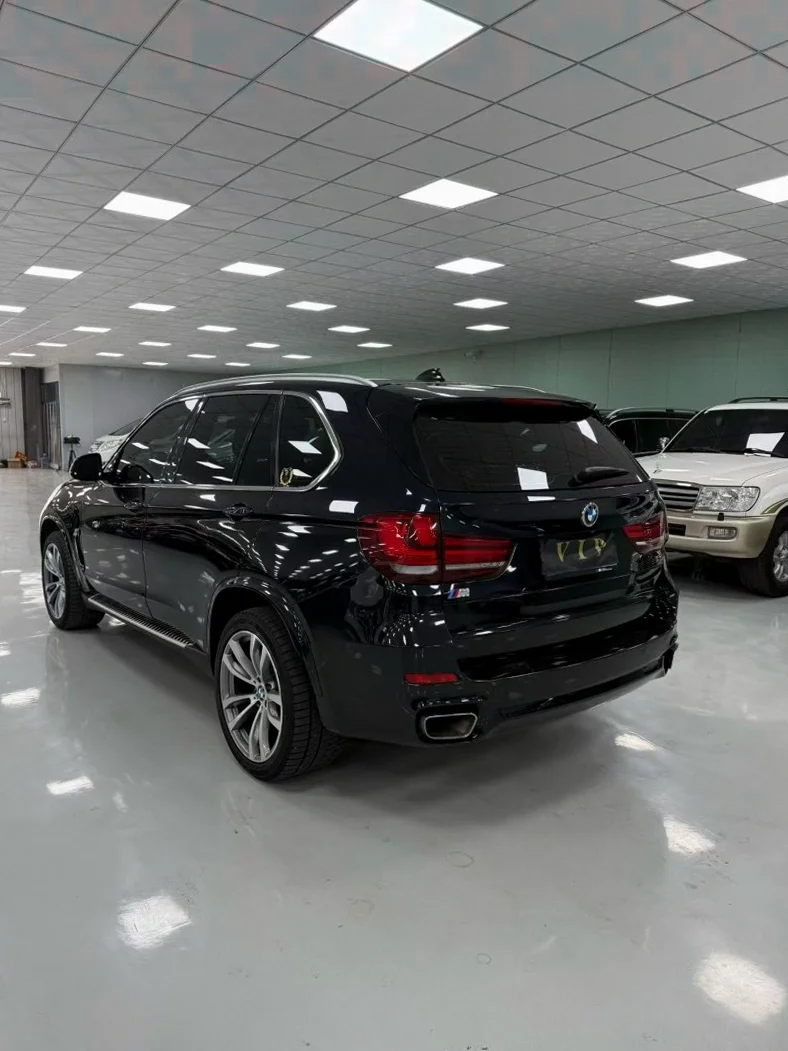 宝马X5 后面外观一