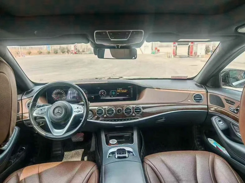 奔驰S 后面外观一