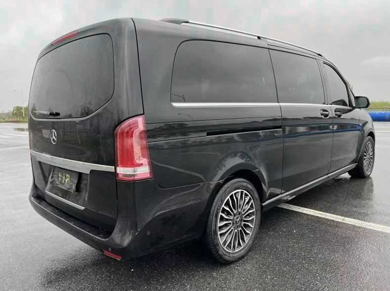 奔驰V 后面外观二