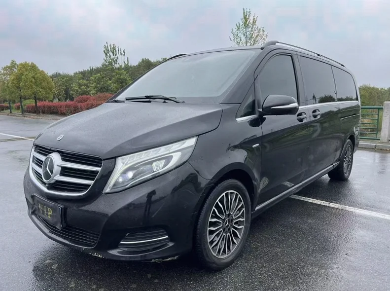 奔驰V 后面外观一