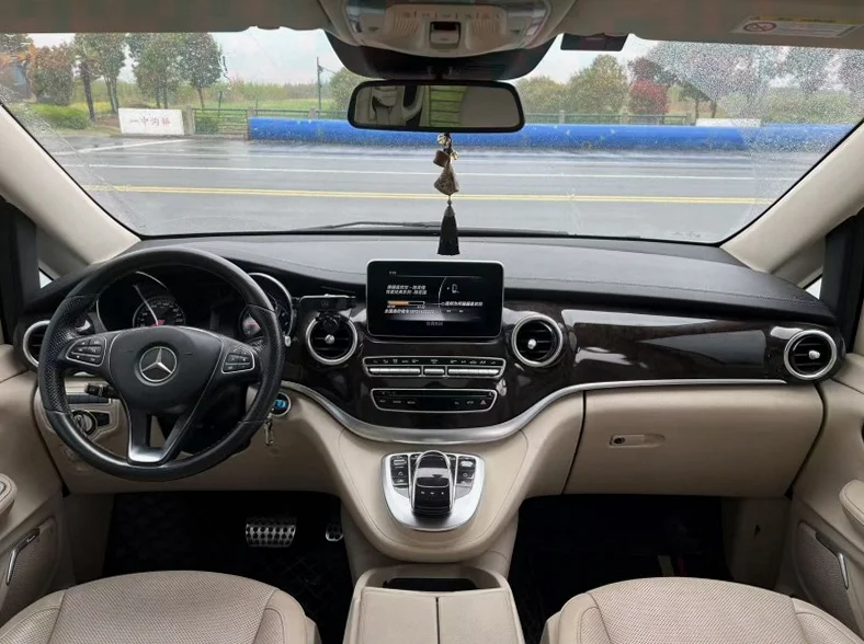 奔驰V 正面外观三