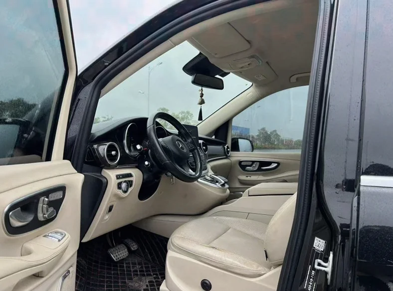 奔驰V 后面外观三