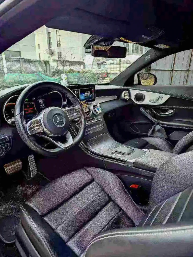 奔驰C 后面外观一