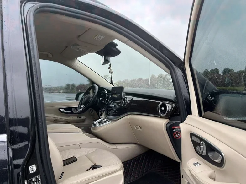 奔驰V 正面外观二