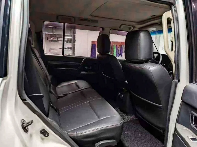 三菱帕杰罗 内饰后排