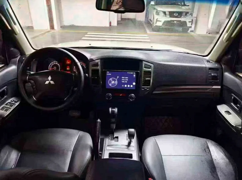 三菱帕杰罗 驾驶室