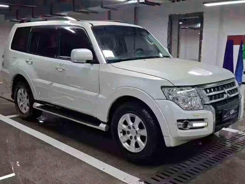 三菱帕杰罗 后面外观一