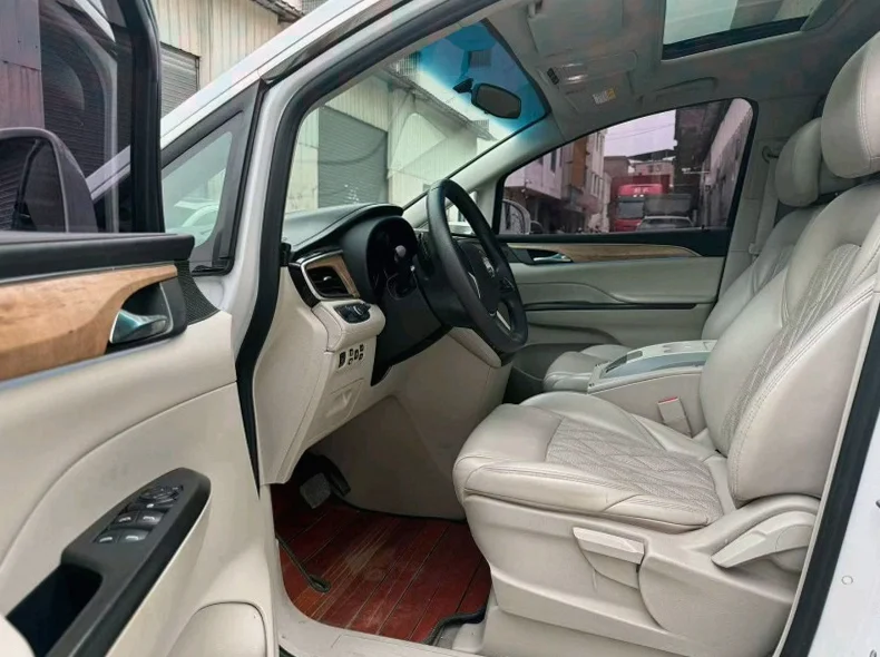 别克GL8 后面外观三