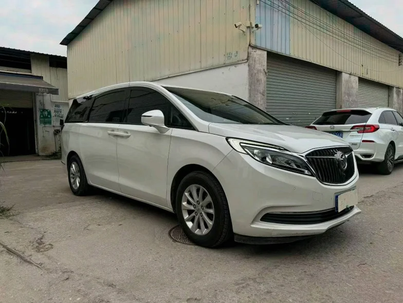 别克GL8 正面外观二