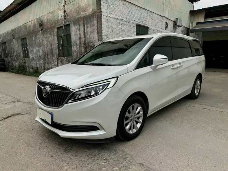 别克GL8 正面外观三