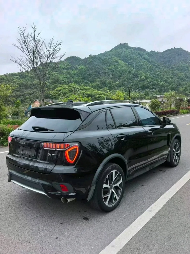 领克01 内饰后排