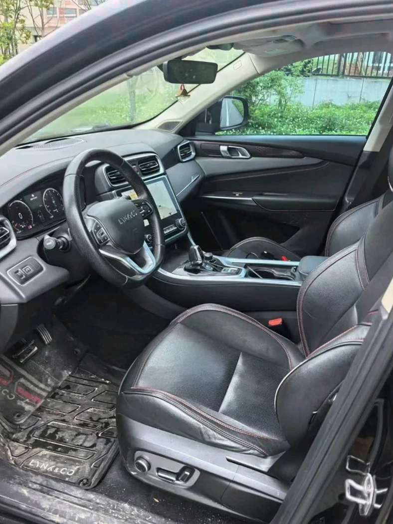 领克01 后面外观三