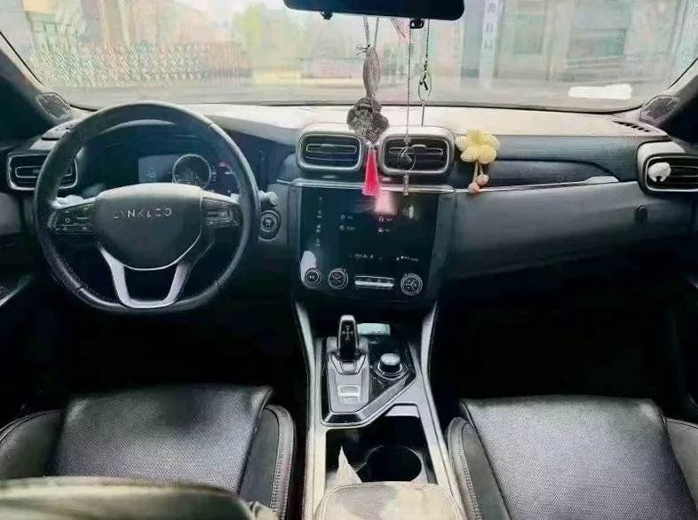 领克03 内饰前排