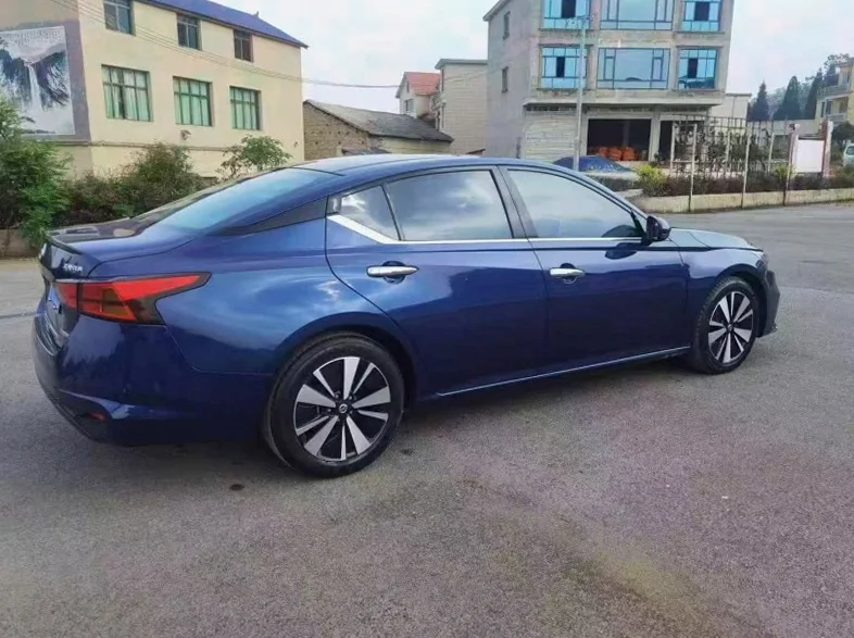 日产天籁 后面外观一