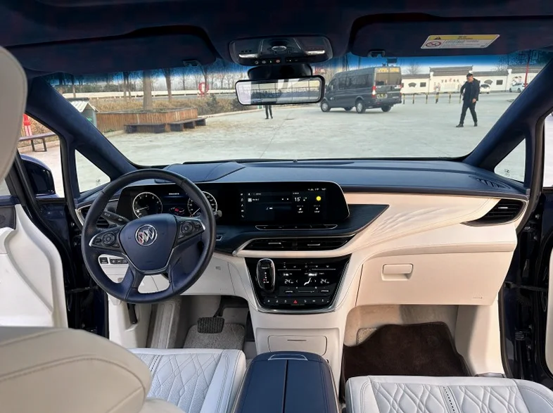 别克GL8 正面外观三