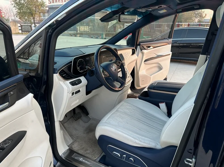 别克GL8 后面外观一