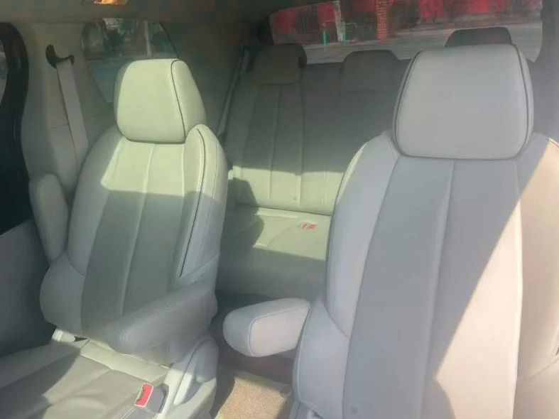 别克GL8 正面外观三