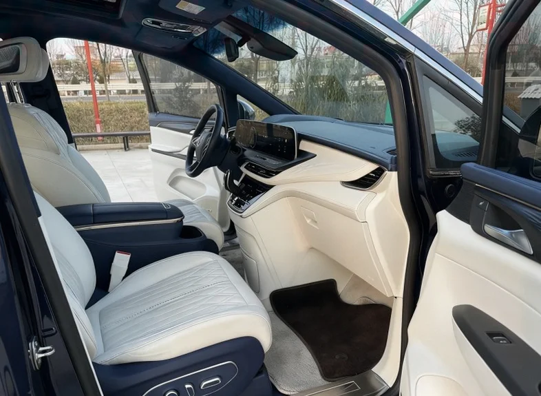 别克GL8 后面外观二