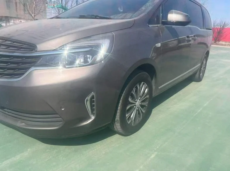 别克GL8 正面外观二